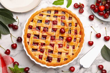 Lezzetli vişneli turta ve böğürtlen beyaz mermer masada, düz yatıyordu.