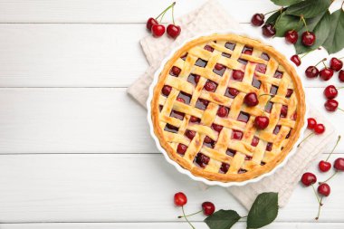 Lezzetli kirazlı turta ve böğürtlenler beyaz ahşap masada, düz yerde. Metin için boşluk
