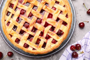 Lezzetli vişneli turta ve gri desenli masada böğürtlen, düz uzanmış