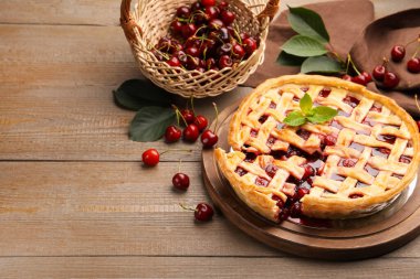 Lezzetli vişneli turta ve böğürtlenler ahşap masada, yakın plan. Metin için boşluk