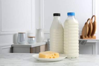 Süt ve peynir beyaz mermer masa içinde. Süt ürünleri. Metin için boşluk