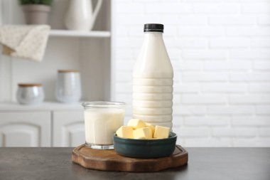 Mutfaktaki gri desenli masada farklı süt ürünleri.
