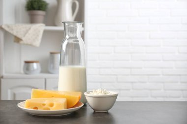 Mutfaktaki gri desenli masada farklı süt ürünleri. Metin için boşluk