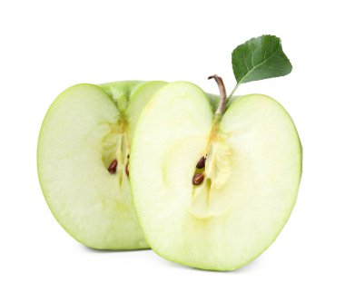 Beyaz yapraklı taze yeşil elma yarımları