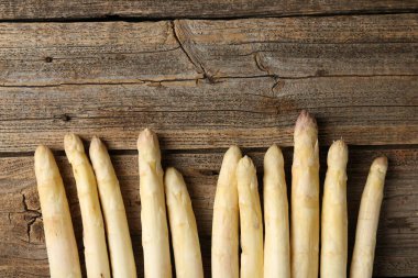 Tahta masaya çiğ beyaz kuşkonmaz mızrakları. Metin için boşluk
