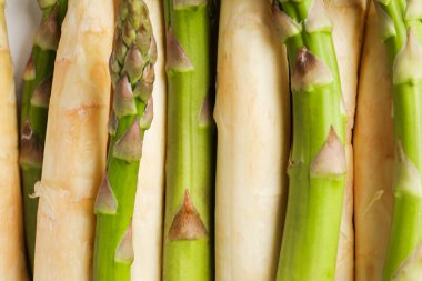 Arka plan olarak farklı ham kuşkonmaz mızrakları, üst görünüm