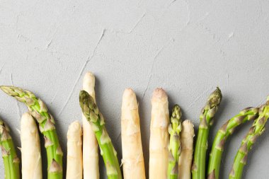 Gri masada farklı çiğ kuşkonmaz mızrakları var. Metin için boşluk
