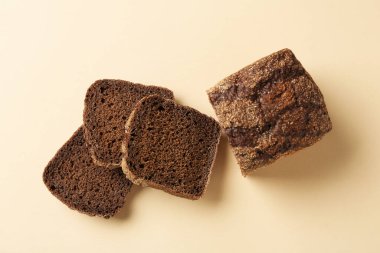 Bej arka planda taze çavdar ekmeği parçaları.