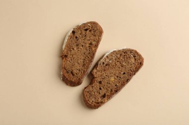 Bej arka planda taze çavdar ekmeği parçaları, üst manzara.