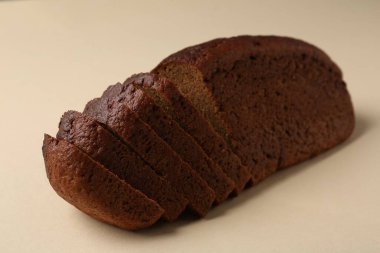 Bej arka planda taze çavdar ekmeği parçaları, yakın plan.