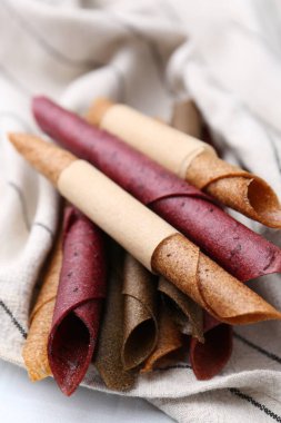 Lezzetli meyve dürümleri beyaz masada, yakın plan.