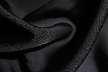 Arkaplan olarak buruşmuş siyah ipek kumaş, yakın plan