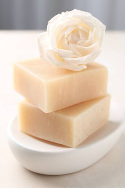Aromatik sabun çubukları ve güller
