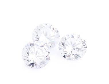 Beyaz arkaplanda bir sürü parlak elmas var.