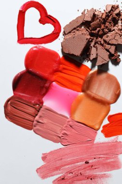 Beyaz arka planda farklı kozmetik ürünleri, düz yatış