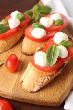 Peynirli, domatesli ve fesleğenli lezzetli sandviçler.