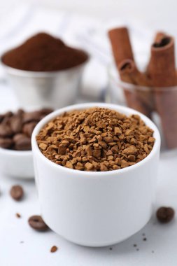 Granülatif kahve ve fasulye ışıkta, yakın plan.