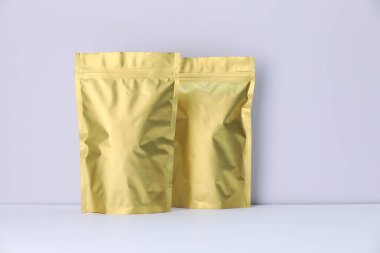 Beyaz arka planda fermuarlı stand-up kesesi. Tasarım için model