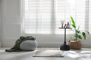 Ev dekoru ve ekose desenli şık örülmüş bir puf. Metin için boşluk