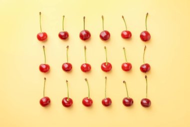 Bej arka planda taze kirazlar, düz uzanmış.