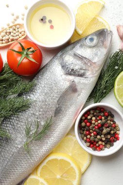 Taze çiğ deniz kabuğu ve beyaz masa üzerinde baharatlar. Balık ve deniz ürünleri lezzetleri