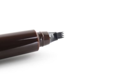 Bir adet sıvı kaş kalemi beyaza izole edilmiş.