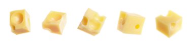 Beyaz zemin üzerinde taze peynir küpleri, set