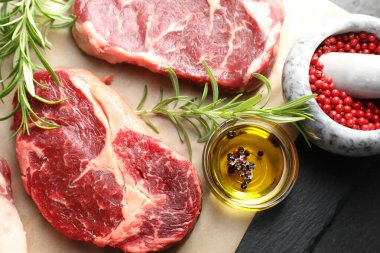 Çiğ et ve baharat parçaları masada, düzdü.