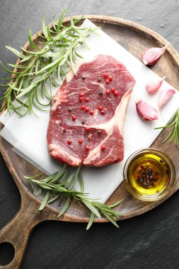 Siyah masada çiğ et ve baharat var.