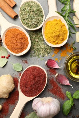 Gri masada farklı baharatlar var.