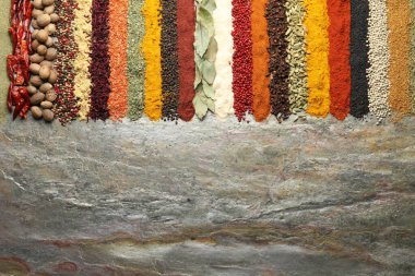 Dokuma masasında pek çok farklı baharat var. Metin için boşluk