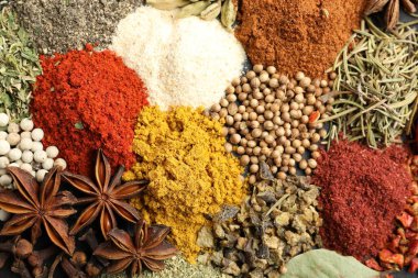 Arka plan, üstten görünüm olarak farklı Aromatik baharatlar