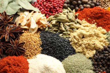 Arka plan olarak birçok farklı baharat, yukarıda görünüm olarak