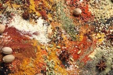 Arka plan olarak birçok farklı baharat, üst görünüm