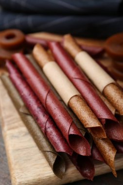 Ahşap masada lezzetli meyveli rulo, yakın plan.