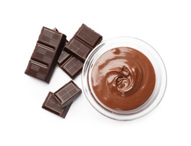 Cam kasede lezzetli çikolata yağı ve beyaz manzarada izole edilmiş parçalar.