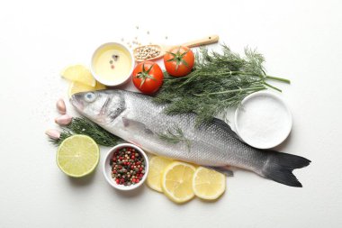 Taze çiğ deniz kabuğu ve beyaz masa üzerinde baharatlar. Balık ve deniz ürünleri lezzetleri