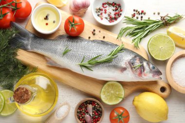 Beyaz ahşap masadaki baharatlı taze çiğ deniz kabuğu. Balık ve deniz ürünleri lezzetleri