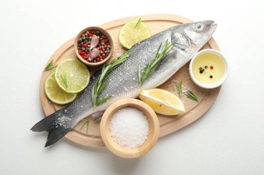 Beyaz masadaki baharatlı taze çiğ deniz kabuğu. Balık ve deniz ürünleri lezzetleri