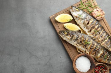 Gri masada biberiye ve limonla servis edilen lezzetli kavrulmuş deniz kabuğu balığı, üst manzara ve yazı için yer. Ev yapımı deniz ürünleri yemeği.