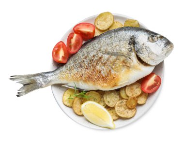 Lezzetli kavrulmuş dorado balığı, beyaz üzerine izole edilmiş sebze ve baharat servis ediyordu. Ev yapımı deniz ürünleri yemeği.