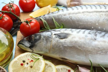 Masada taze çiğ uskumrular ve baharatlar, yakın plan. Deniz ürünleri lezzetleri.