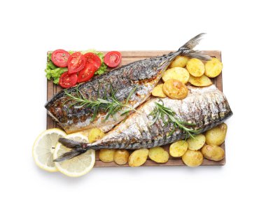 Beyaz manzaralı, baharatlı ve sebzeli kızarmış uskumrular. Ev yapımı deniz ürünleri yemeği..