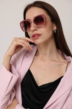 Beyaz arka planda şık giyinmiş güzel bir kadının portresi.