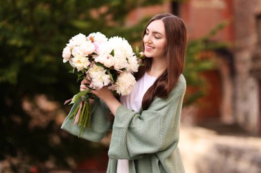 Güzel şakayık demeti olan çekici bir kadın.