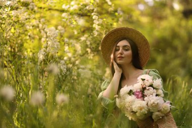 Parkta şakayık demeti olan güzel bir kadın. Metin için boşluk