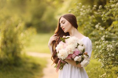 Parkta şakayık demeti olan güzel bir kadın. Metin için boşluk