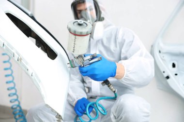 Kaportacıda çalışan bir işçi, seçici odaklı.