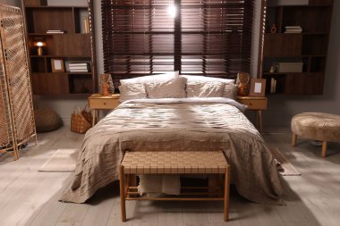 Yatak odasında güzel çarşafları olan rahat bir yatak.