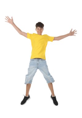 Beyaz arka planda atlayan genç bir çocuğun portresi